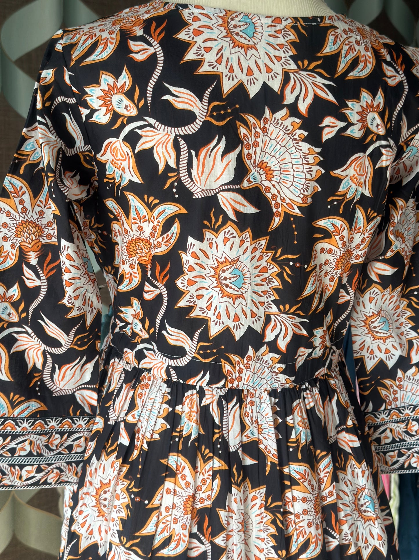 Black&White Floral V-Neck Cotton Top