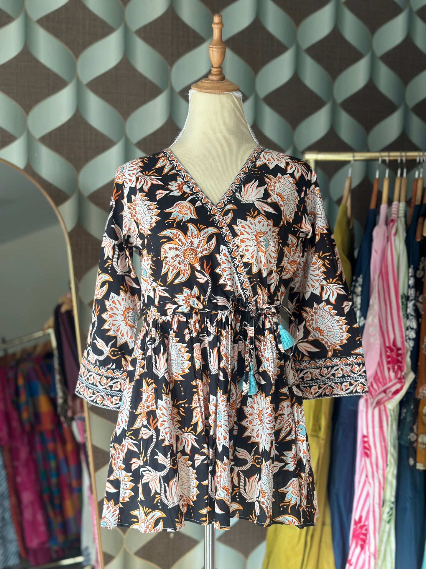 Black&White Floral V-Neck Cotton Top